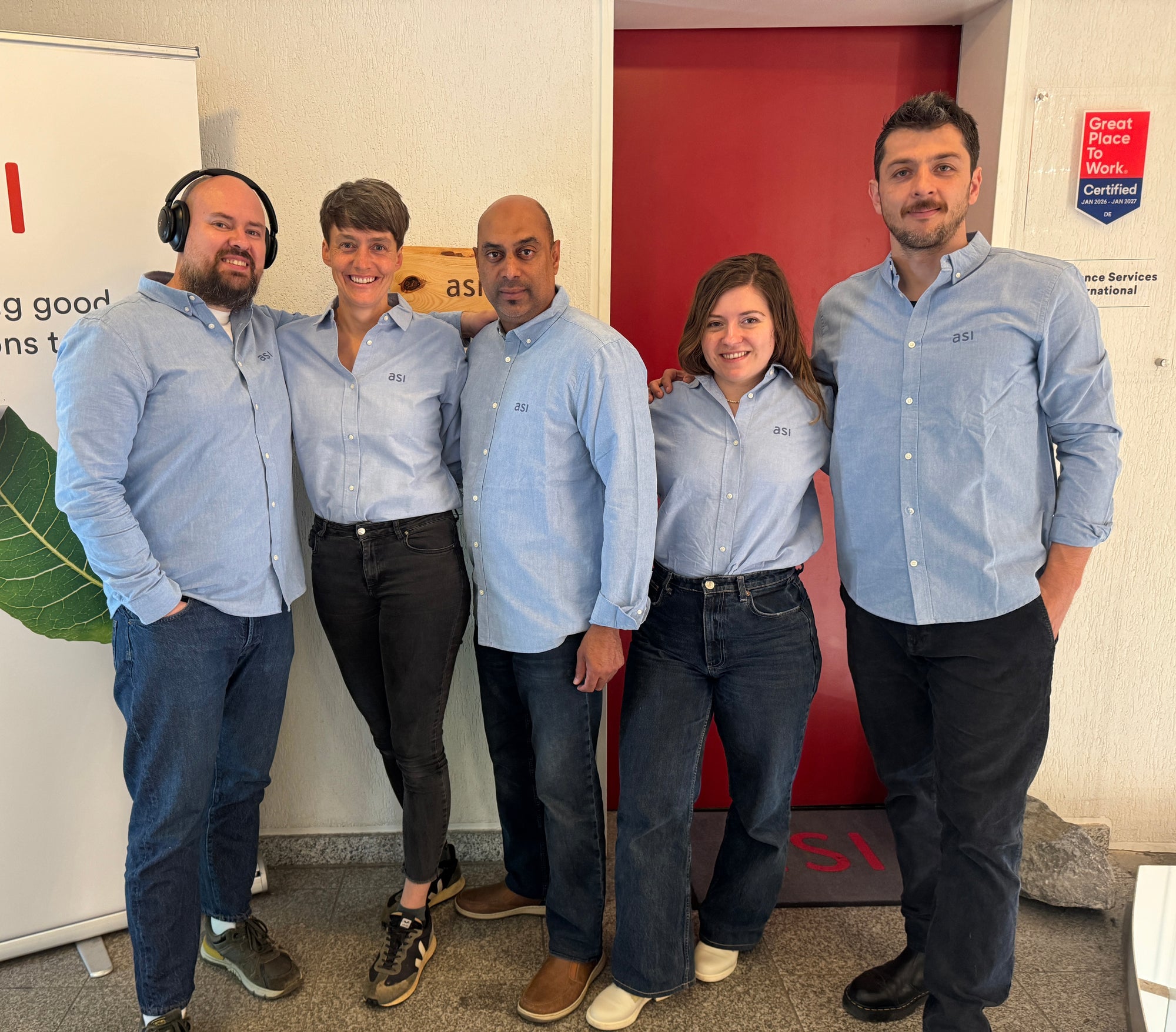 Sustainable business shirts made of GOTS-certified organic cotton for employees.