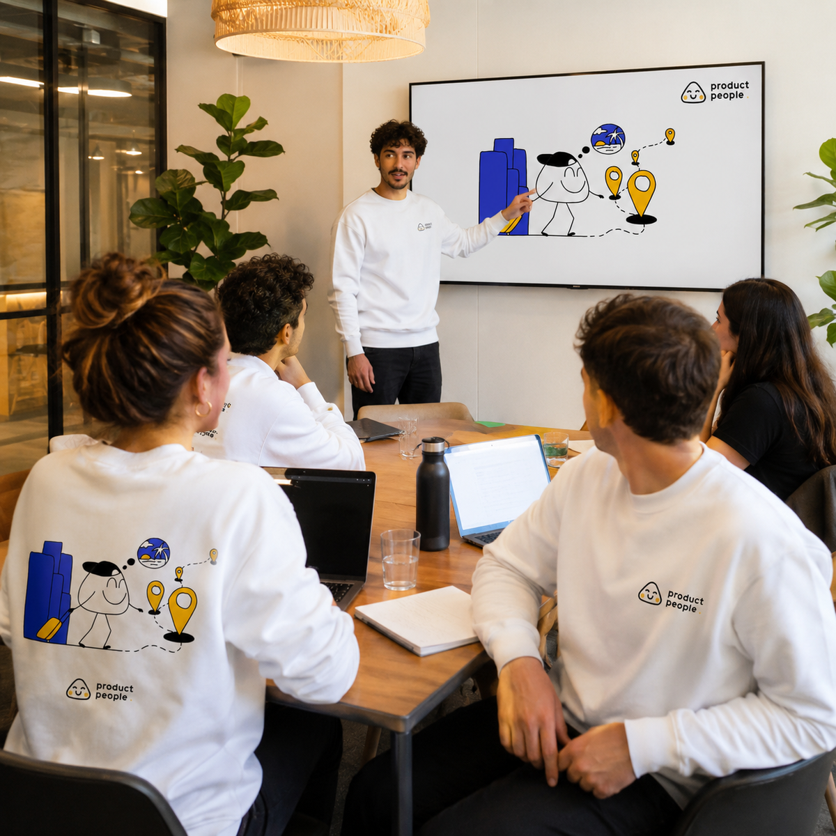 Hochwertige Bio-Sweatshirts für Product People: Modell STSU178 in Off White mit dezentem Logo-Branding.