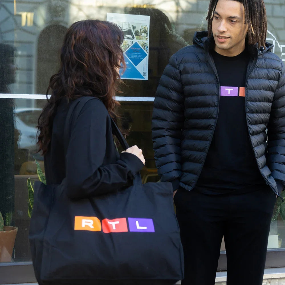 Nachhaltige Coporate Wear für RTL. Im Bio Siebdruck wurde das Logo auf Sweater, T-Shirts und Taschen gedruckt.