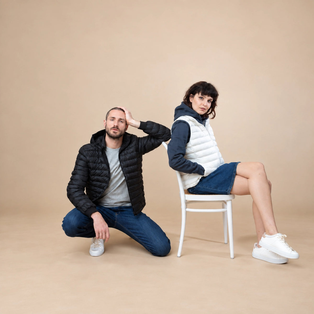 Zwei Models mit T-Shirts, Hoodies, Jacken als Work Wear