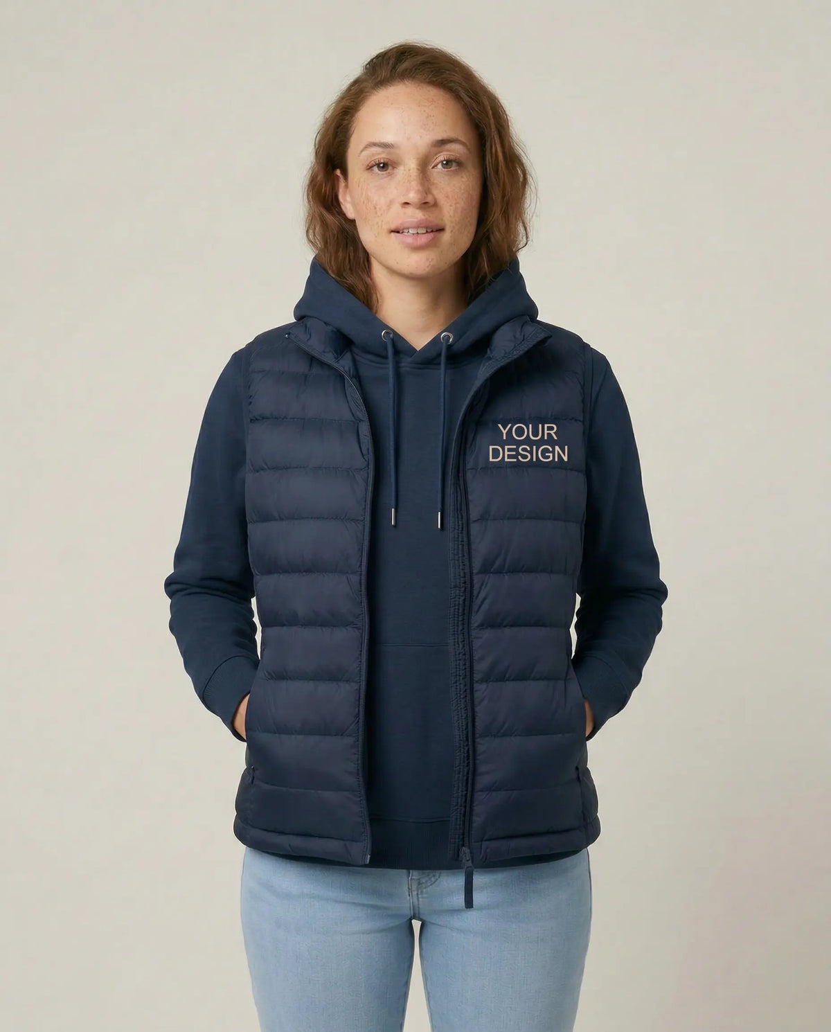 Klassische Weste repräsentative und faire Corporate Fashion. Getragen von einem Model, mit der passgenauen Bestickung 'Dein Logo' auf der linken Brust.