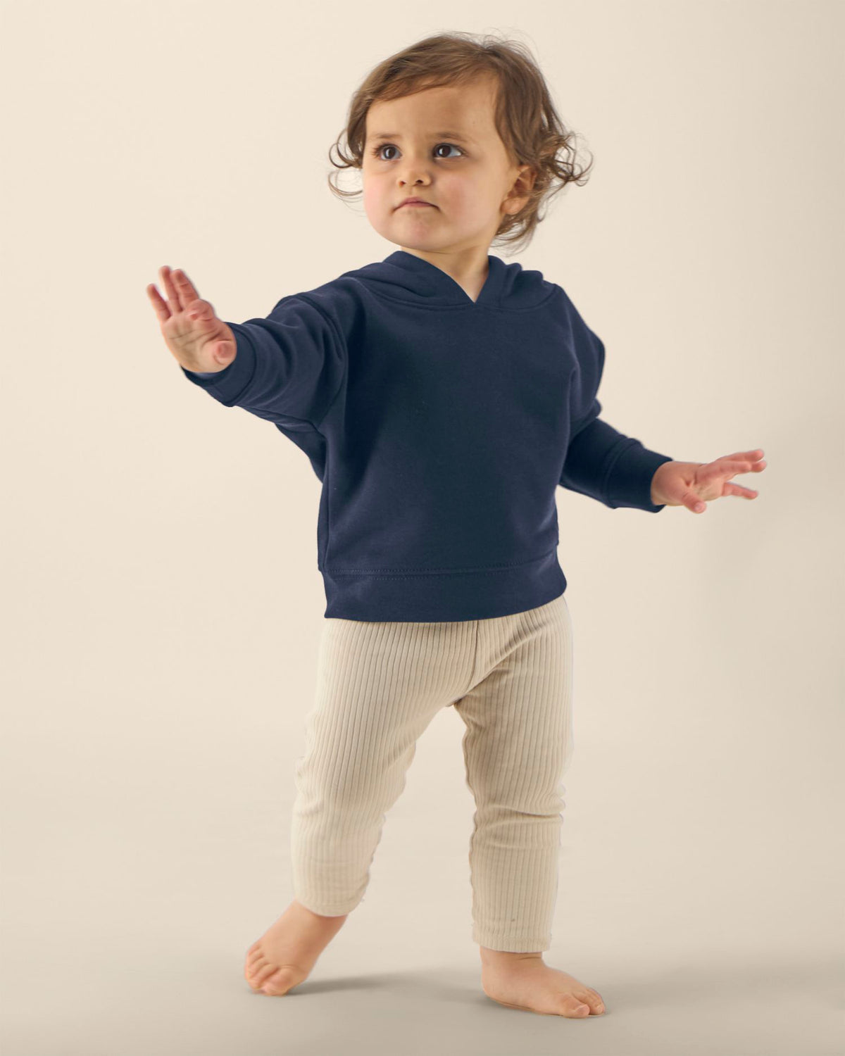 Baby trägt einen blanken Baby Hoodie in French Navy mit Regular Fit – Stanley/Stella Baby Cruiser STSB919 zum Bedrucken oder Besticken.