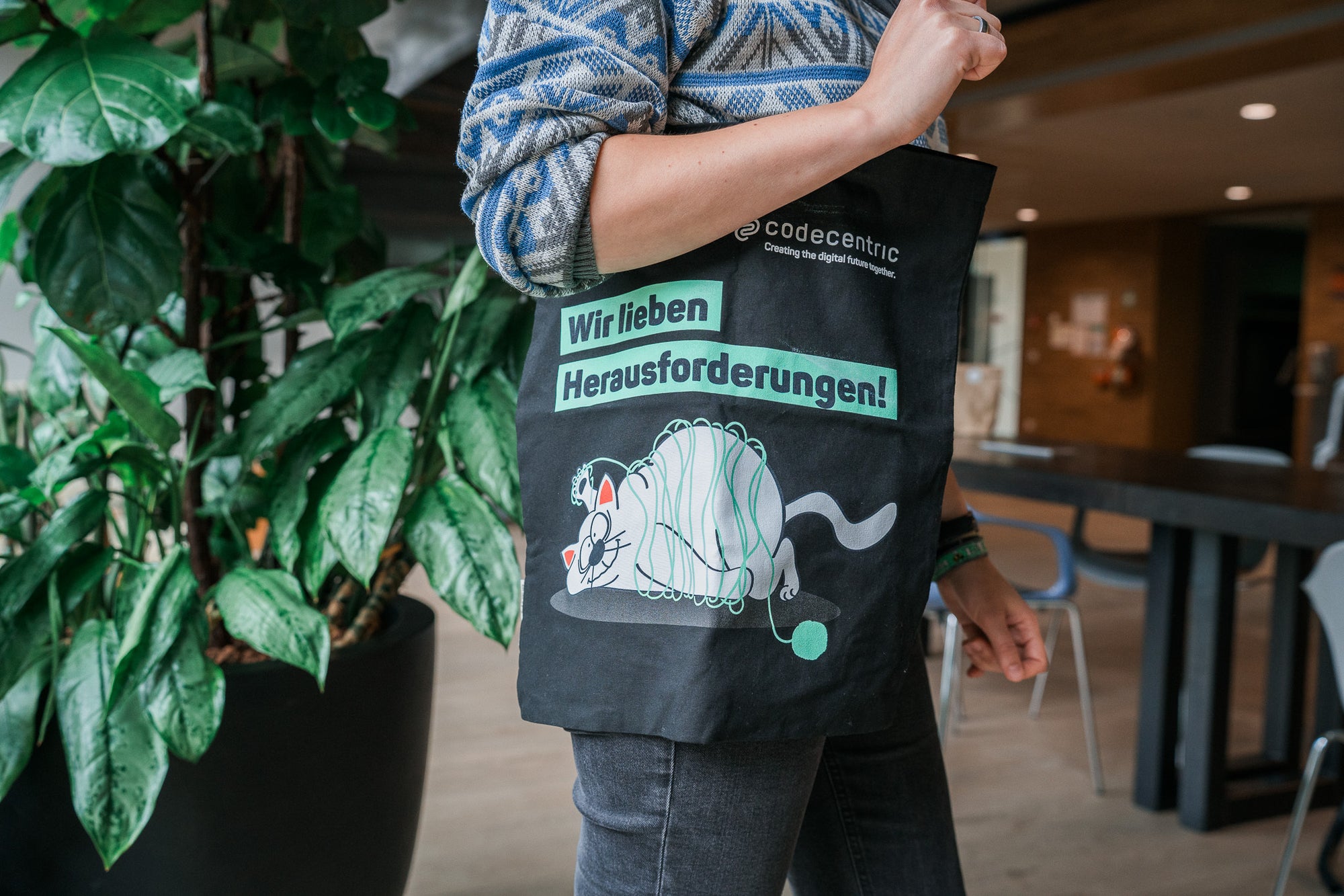 Sustainable Employee Gift for codecentric AG: High-quality organic cotton canvas onboarding bags with durable logo print.
