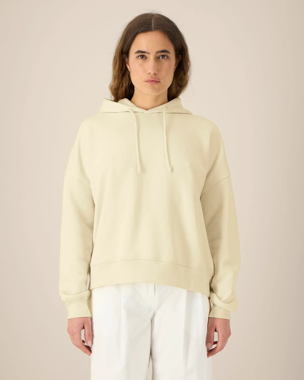 Frau trägt einen blanken Damen Hoodie in Honey Paper mit Regular Fit – Stanley/Stella Stella Nora STSW213 zum Bedrucken oder Besticken.