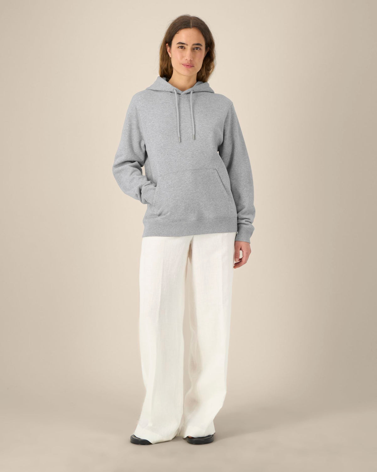 Frau trägt einen blanken Damen Hoodie in Heather Grey mit Regular Fit – Stanley/Stella Stella Gamechanger STSW268 zum Bedrucken oder Besticken.