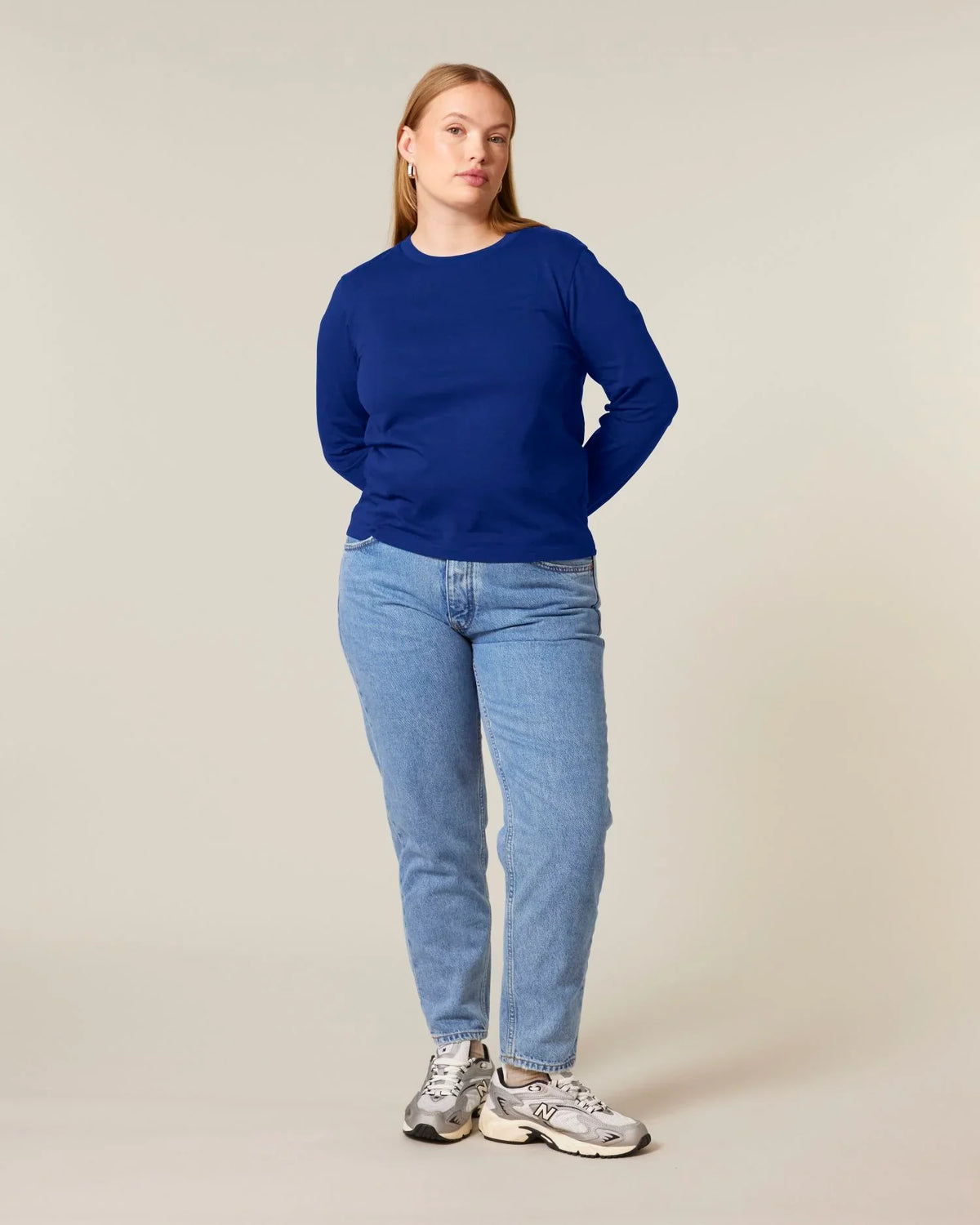Frau trägt ein blankes Damen Langarm-T-Shirt in Worker Blue mit Regular Fit – Stanley/Stella Stella Muser Long Sleeve STTW219 zum Bedrucken oder Besticken.