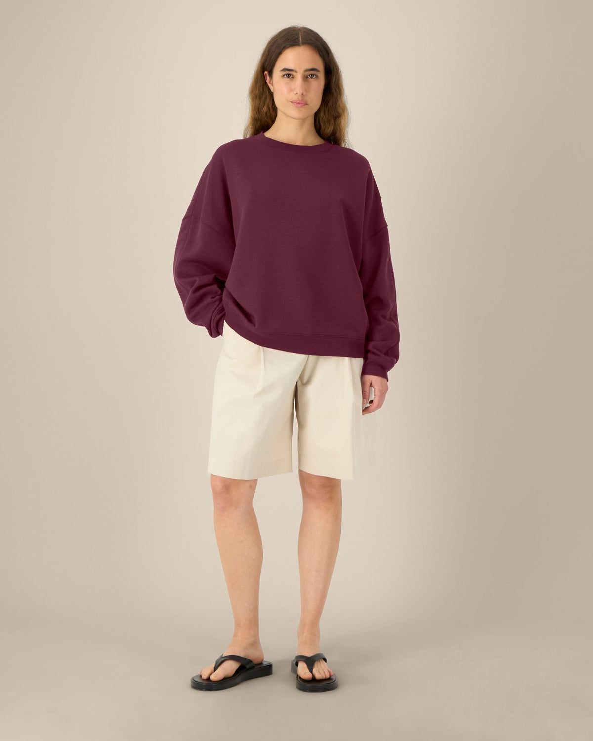 Frau trägt ein blankes Damen Sweatshirt in Deep Plum mit Relaxed Fit und Rundhalsausschnitt – Stanley/Stella Stella Lianna STSW262 zum Bedrucken oder Besticken.