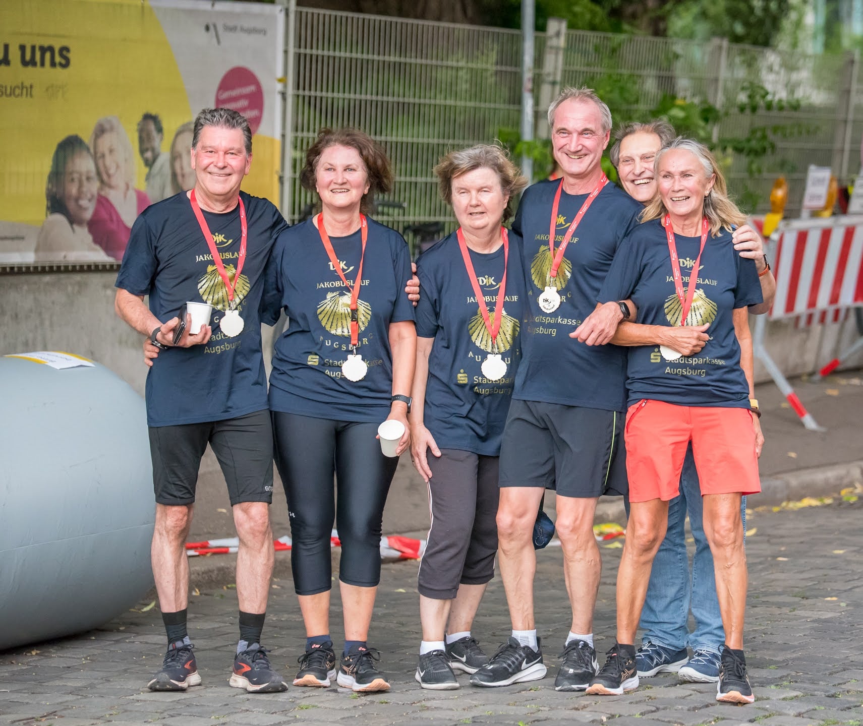 Nachhaltige Laufshirts für den Jakobuslauf Augsburg aus Recycling-Material mit individuellem Logo-Druck.