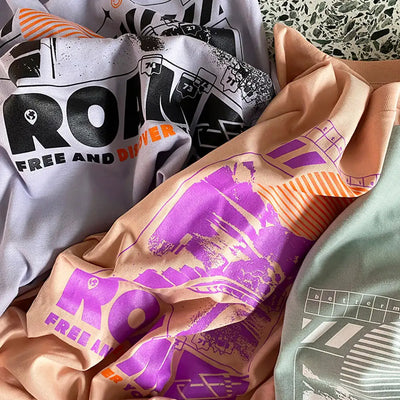 Nahaufnahme eines Direct-to-Film (DTF) Drucks auf Textil mit violettem Farbverlauf und Schriftzug, Beispiel für individuelle Kampagnen-Prints.