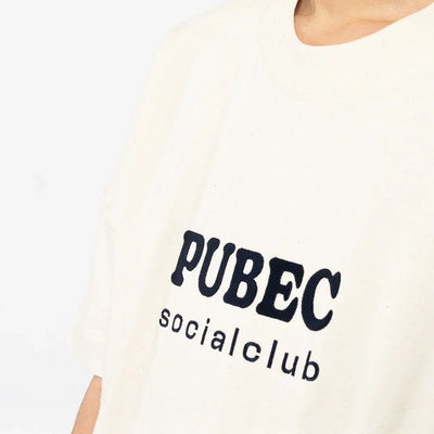 Flockdruck Nachhaltig Fair Druck auf einem T-Shirt in Beige.