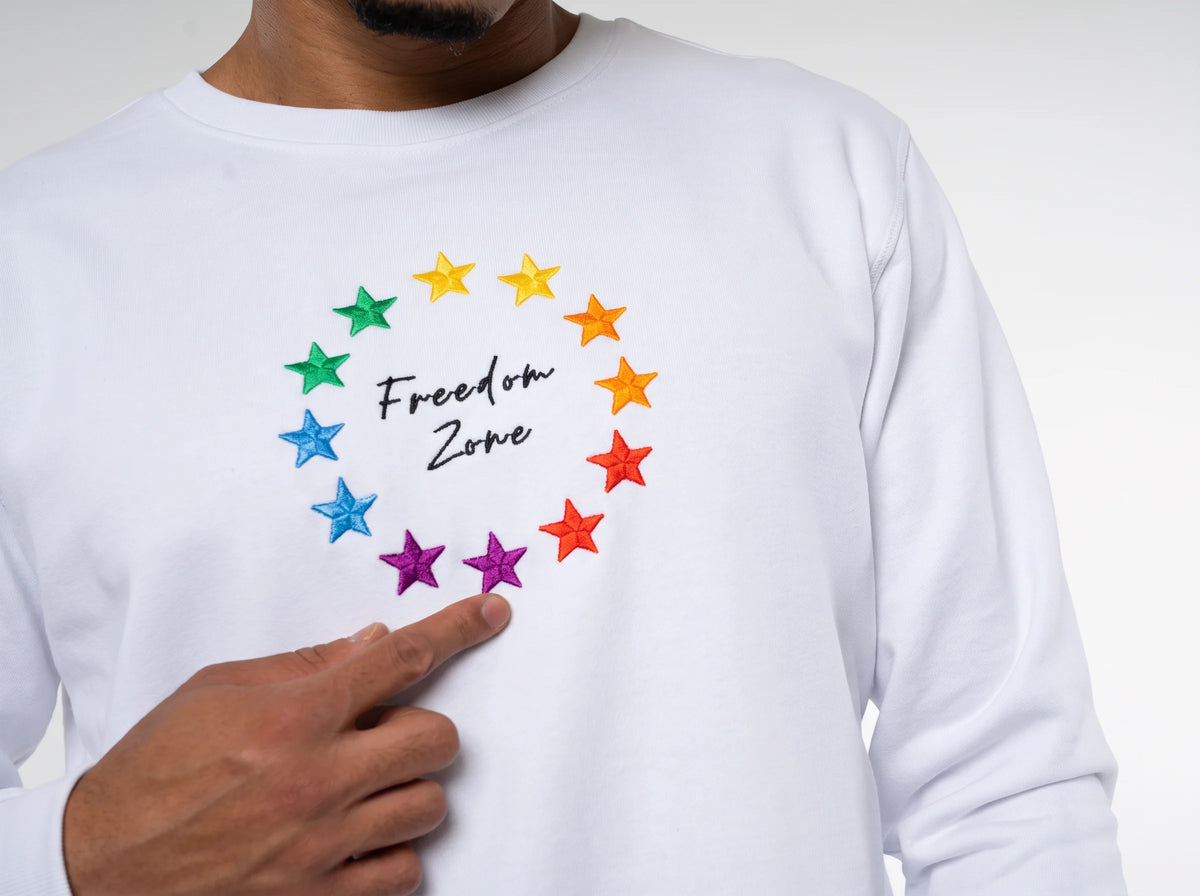 Weißer Freedom Zone Hoodie mit mehrfarbiger Stickerei – Textilveredelung von Green Shirts.