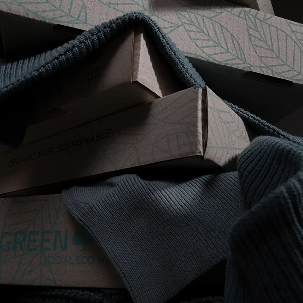 Fullfillment On Demand Logistik Services Versandkartonagen GREEN SHIRTS mit Textilien umwickelt