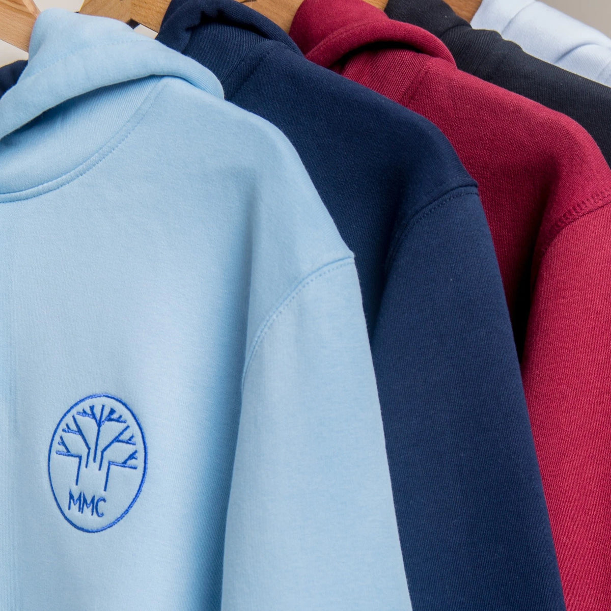 Bestickte Uni-Sweater und Hoodies