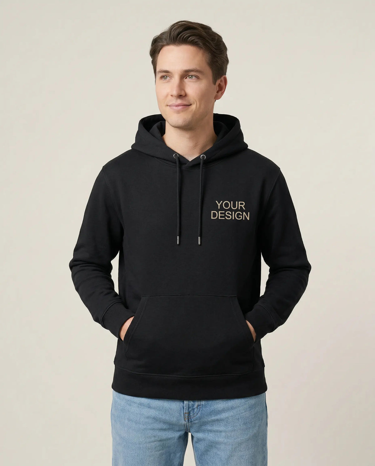 Bequemes Fair Trade Sweatshirt aus Bio-Baumwolle, mit Logo bestickt für den B2B-Einsatz. Das Model zeigt die nachhaltige Teamwear mit der hochwertigen Muster-Bestickung 'Dein Logo' auf der linken Brust.