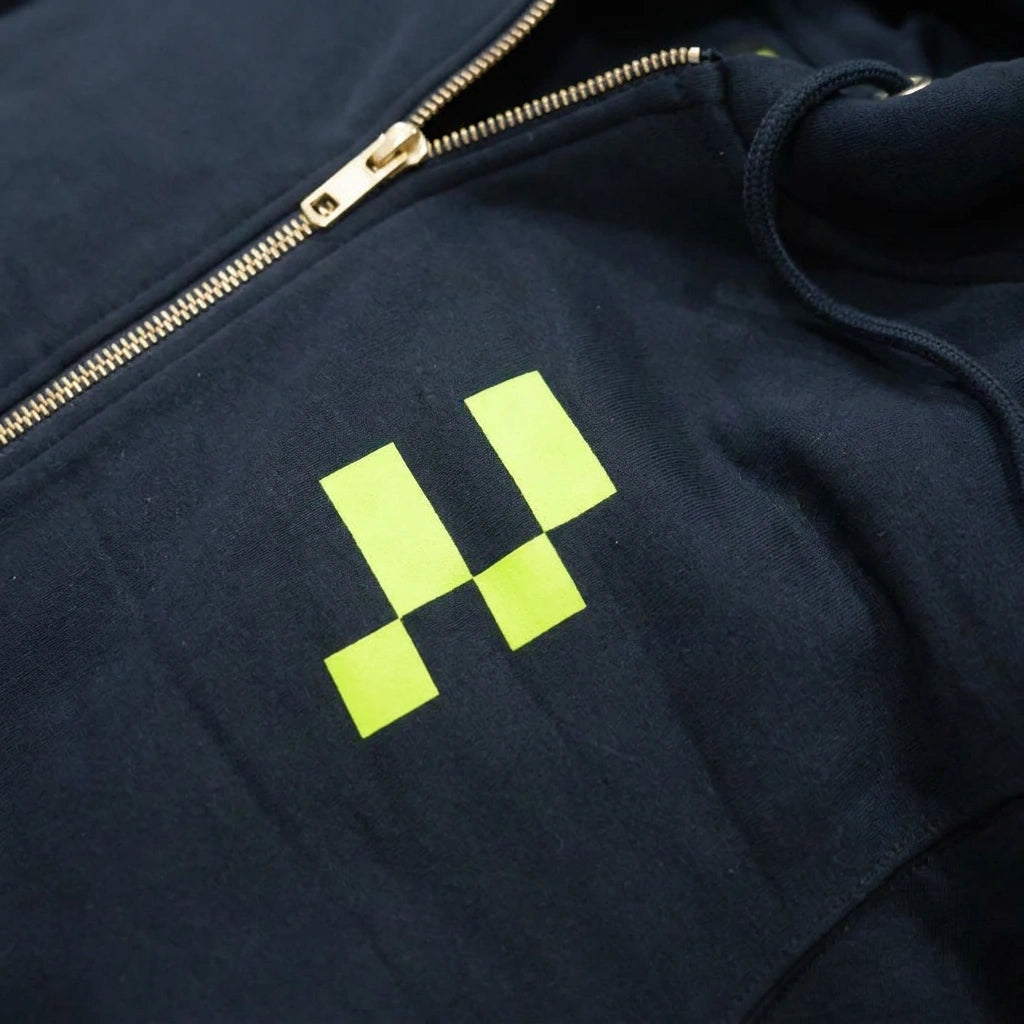 Dunkelblauer Hoodie mit Reißverschluss und neongelbem Regnology-Logo auf der Brust, veredelt im Siebdruck.