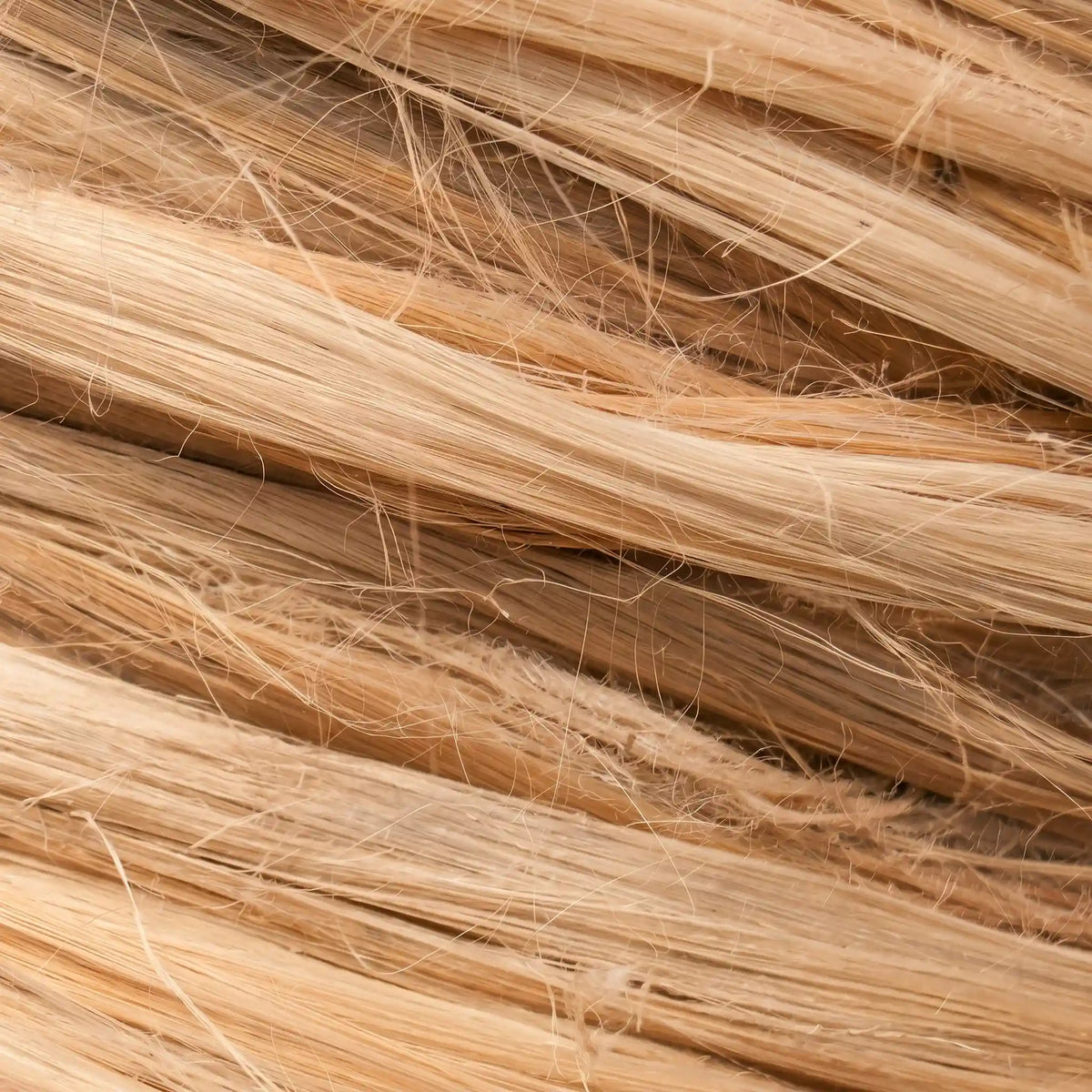 Nahaufnahme feiner goldener Faserstränge, Material Holzfaser und Zellulose wie Lyocell, TENCEL oder Viskose