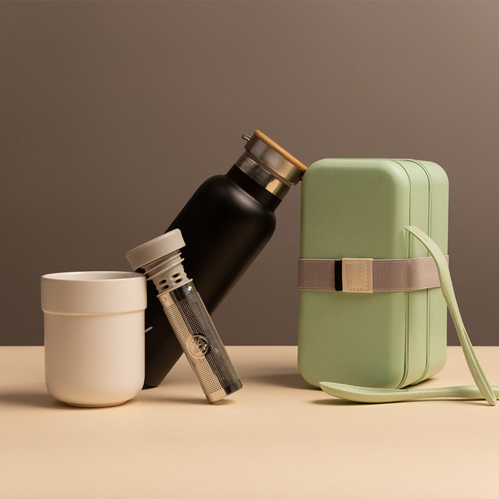 Nachhaltige Thermosflasche, olivgrüne Tasche und Keramiktasse im Flatlay, Beispiel für nachhaltige Mitarbeitergeschenke mit CSR Bezug