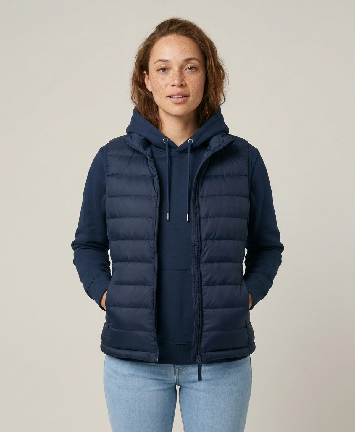 Klassisches Weste aus Rpet, mit Logo bestickt für repräsentative und faire Corporate Fashion. Getragen von einem Model, mit der passgenauen Bestickung 'Dein Logo' auf der linken Brust.