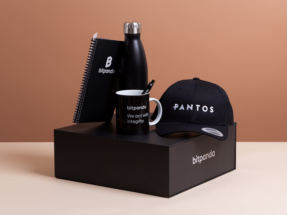 Onboarding Welcome Box für Mitarbeiter Ausstattung Notizbuch mit Logo, Trinkflöasche mit Logo und Kaffeetasse sowie Cap mit Logo bestickt – GREEN SHIRTS B2B