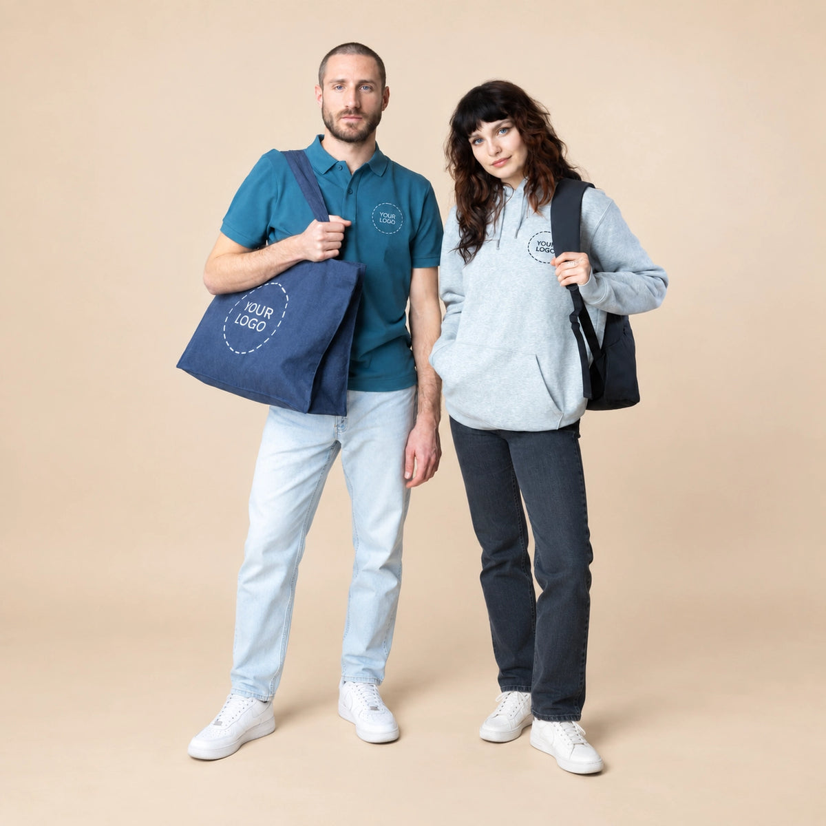 Mann im Poloshirt mit blauer Tragetasche und Frau im grauen Hoodie mit Rucksack, beide mit Your Logo Platzhalter, Mockup für Firmenkleidung und Taschen