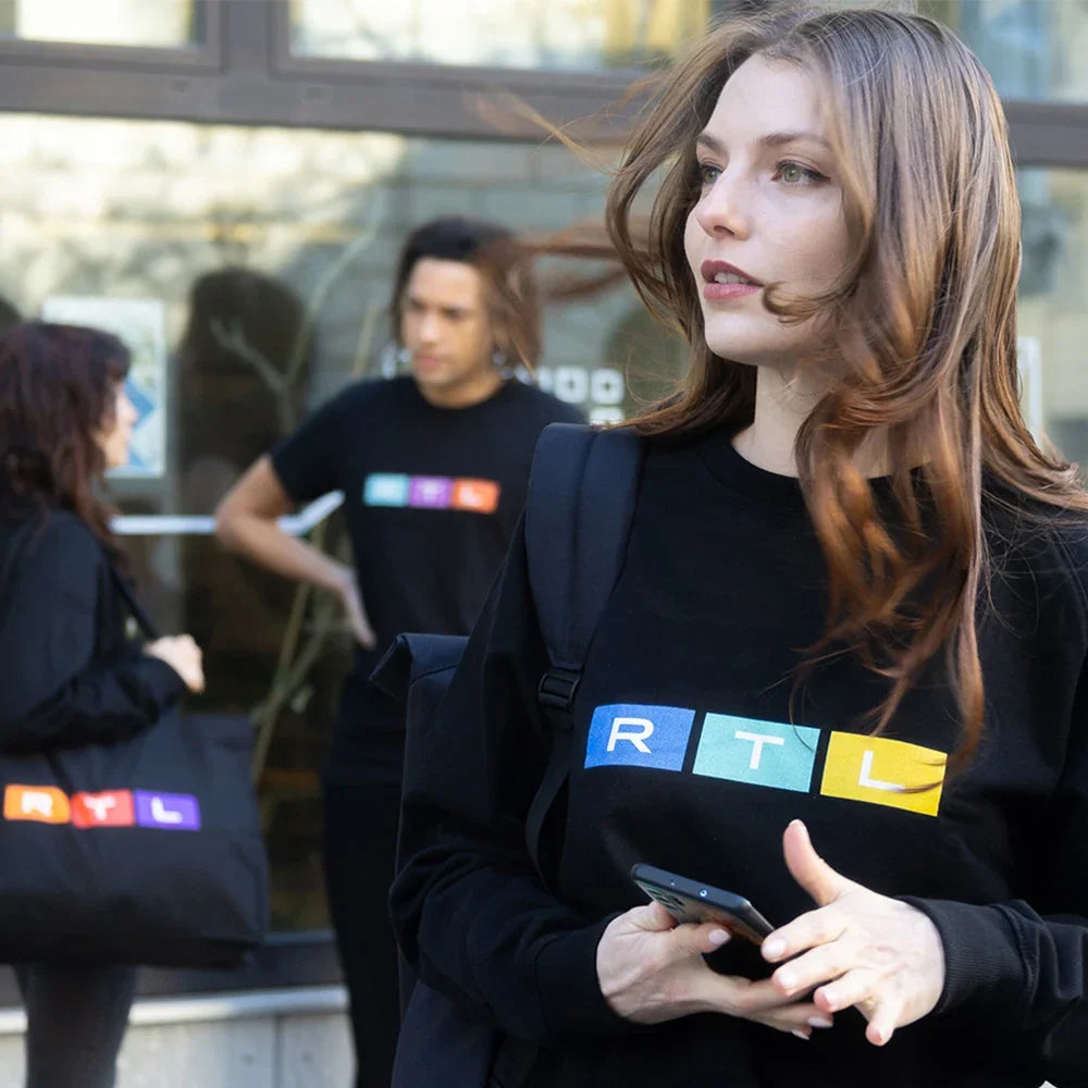 Sweater mit RTL-Logo bedruckt