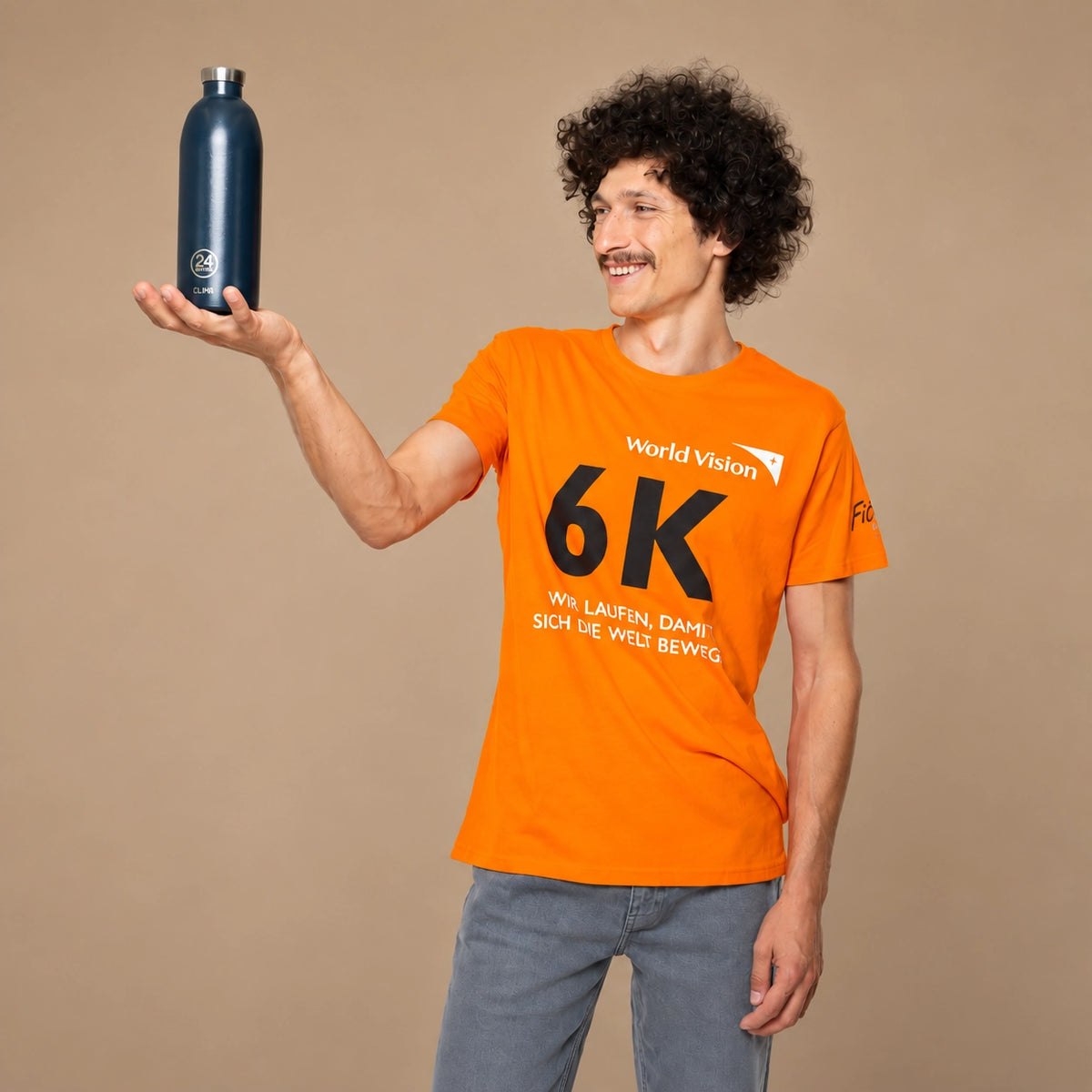 Faires T-Shirt in Orange mit Model bedruckt mit Kundenlogo