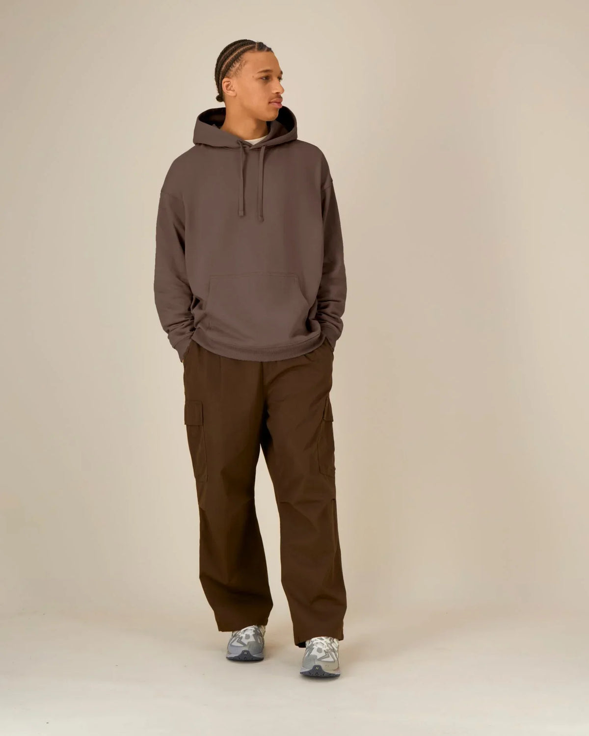 Mann trägt einen blanken Unisex Oversize Hoodie in Mocha – Stanley/Stella Slammer 2.0 STSU209 zum Bedrucken oder Besticken.