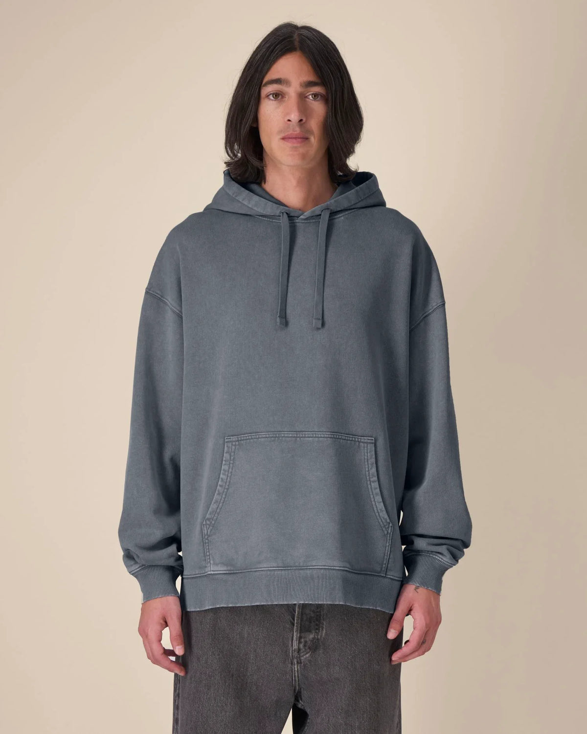 Mann trägt einen blanken Unisex Oversize Vintage Hoodie in Anthrazit – Stanley/Stella Slammer 2.0 Vintage STSU211 zum Bedrucken oder Besticken.