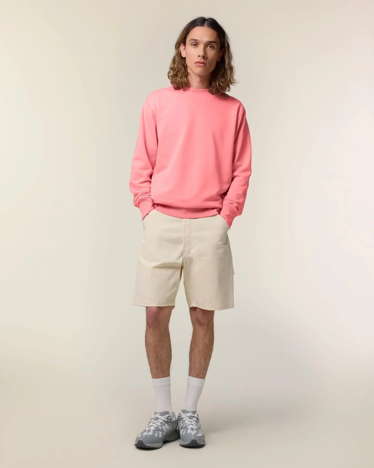 Mann trägt ein blankes Unisex Sweatshirt in Pink Joy mit Regular Fit und Rundhalsausschnitt – Stanley/Stella Matcher STSU799 zum Bedrucken oder Besticken.