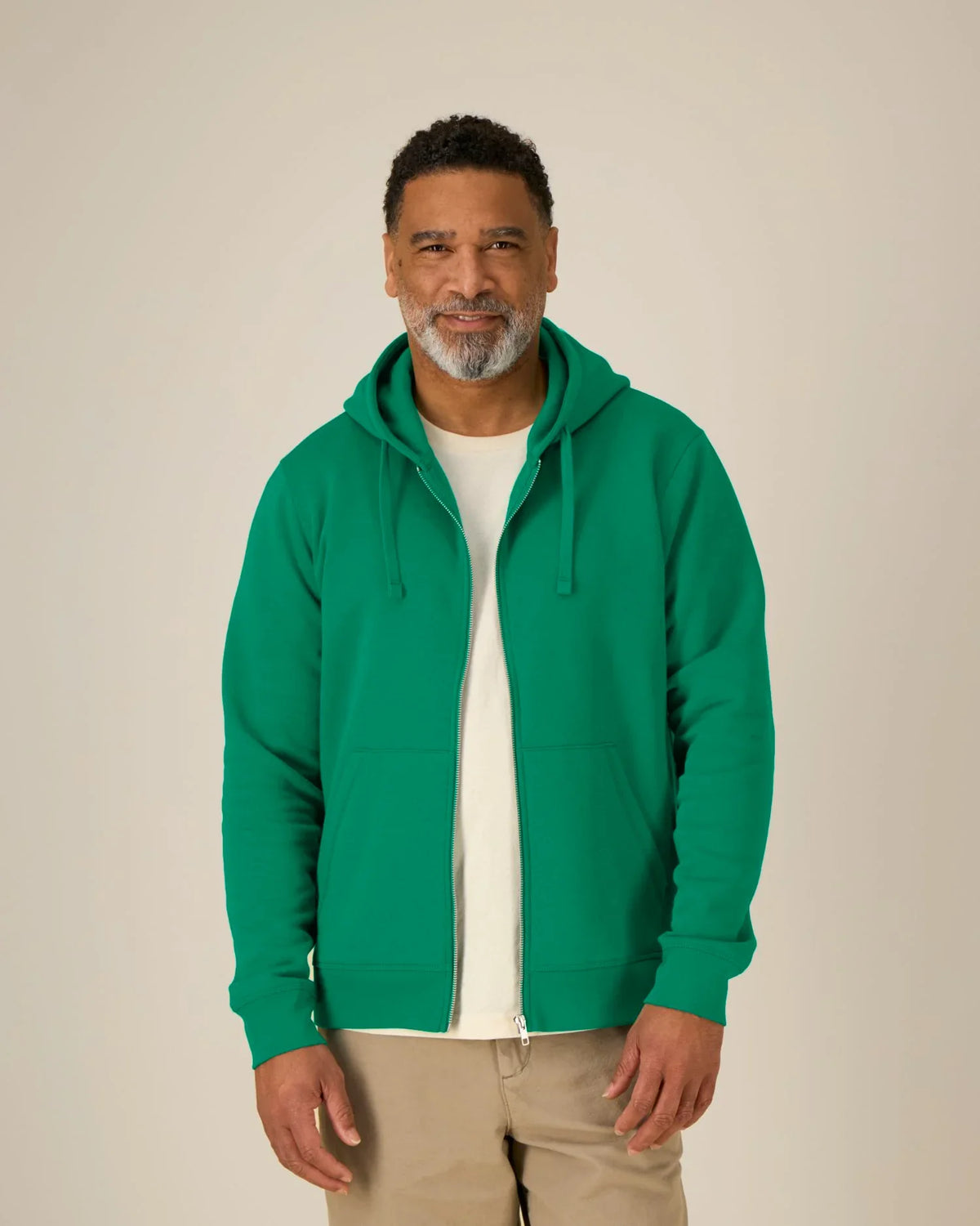 Mann trägt einen blanken Unisex Zip-Hoodie in Verdant Green mit Regular Fit – Stanley/Stella Mixer STSU205 zum Bedrucken oder Besticken.