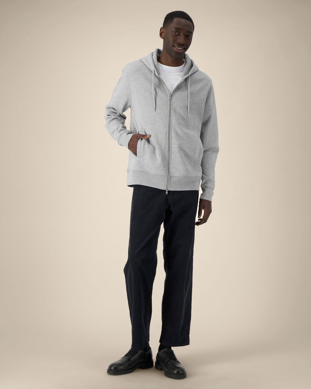 Mann trägt einen blanken Unisex Zip-Hoodie in Heather Grey mit Regular Fit – Stanley/Stella Astor STSU261 zum Bedrucken oder Besticken.